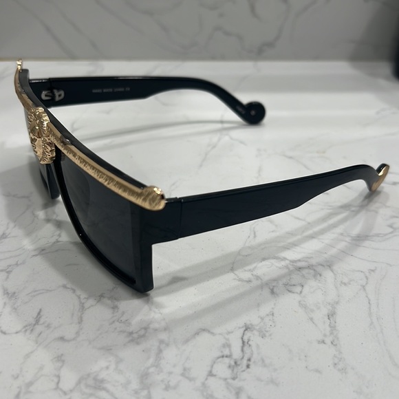 Versace style glasses worn by Helsinki in Casa de papel - Picture 2 of 4